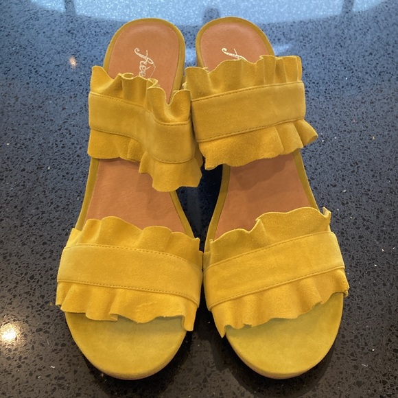 Free People Yellow Rosie Ruffle Heel Size 41 NWT - Picture 2 of 11